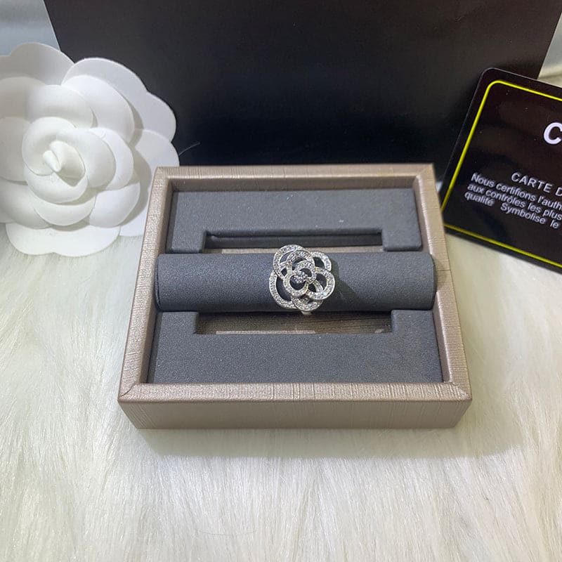 18K Chanel Fil De Cam¨¦lia Ring
