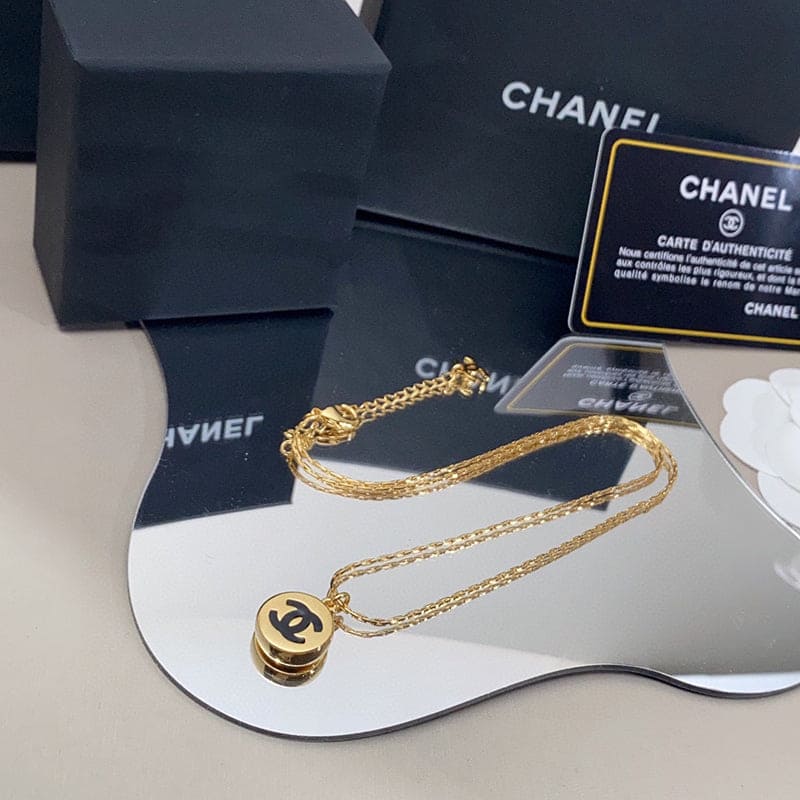 18K Chanel Pendant Necklace
