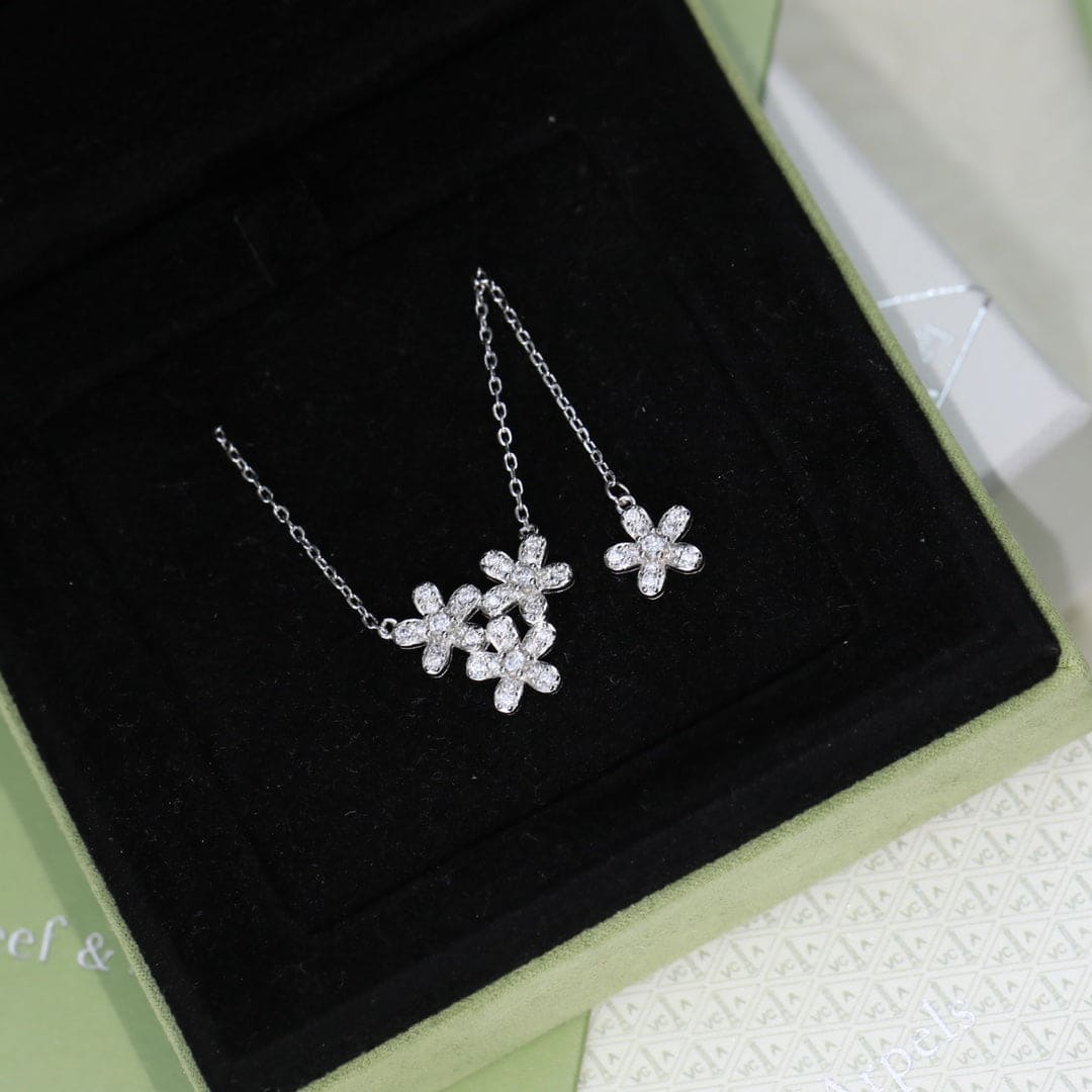 18K Van Cleef & Arpels Three Flowers Socrate Necklace