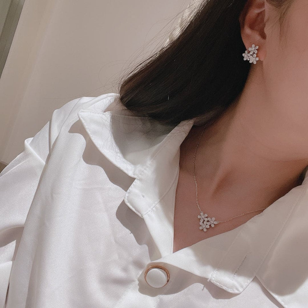 18K Van Cleef & Arpels Three Flowers Socrate Necklace