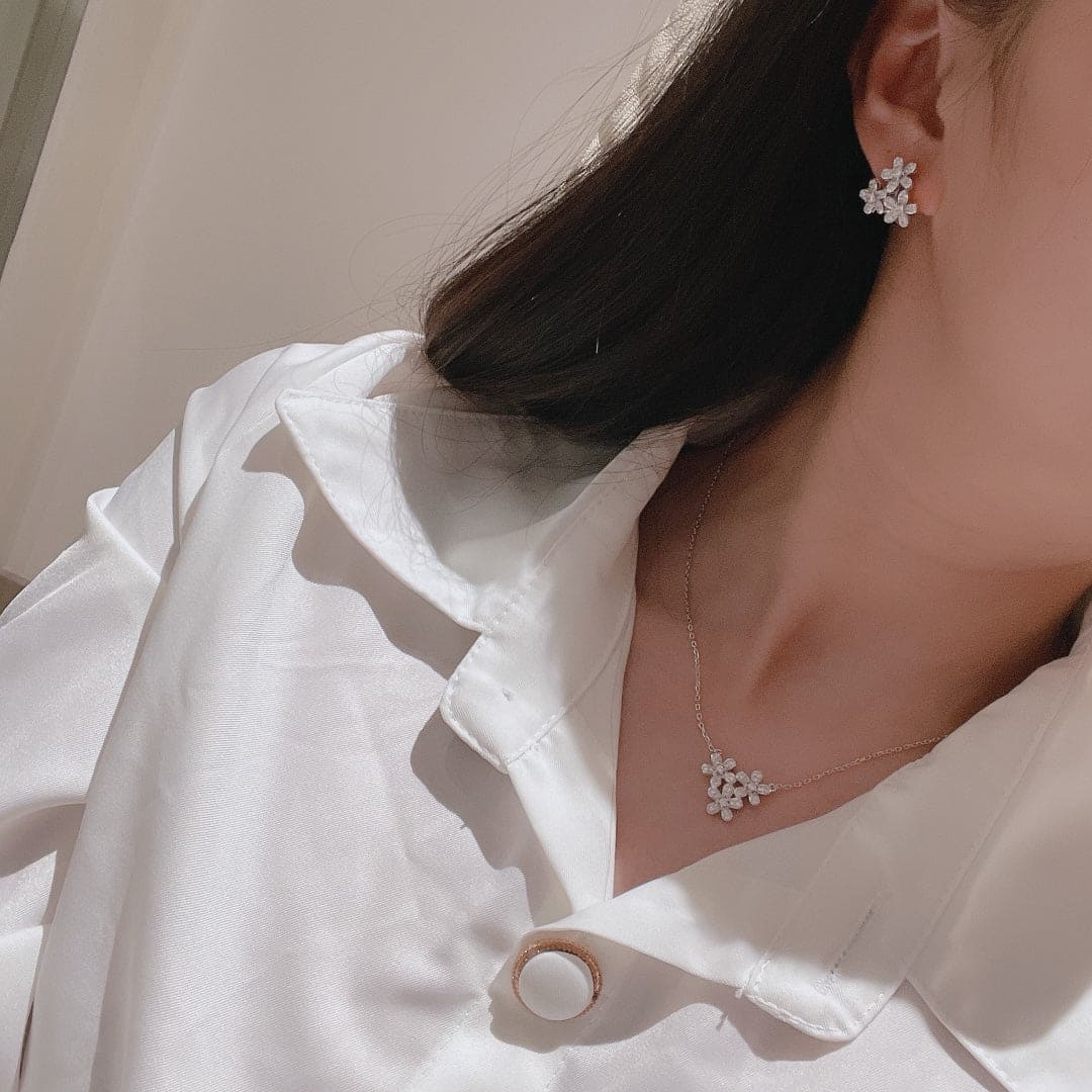18K Van Cleef & Arpels Three Flowers Socrate Necklace