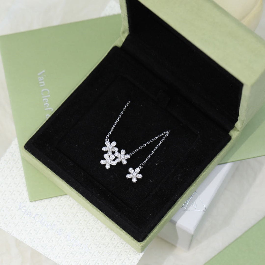 18K Van Cleef & Arpels Three Flowers Socrate Necklace