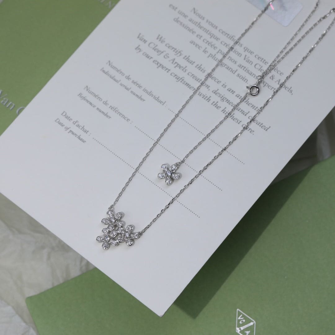 18K Van Cleef & Arpels Three Flowers Socrate Necklace