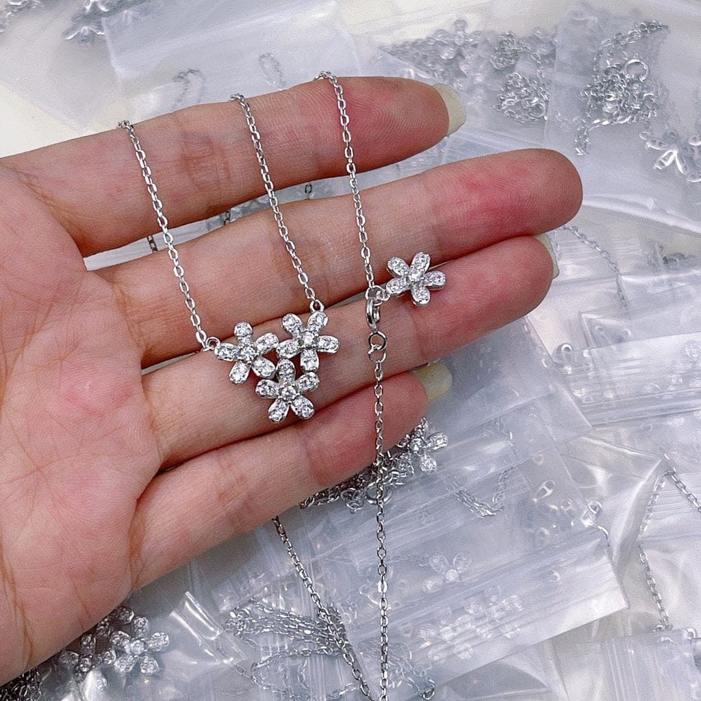 18K Van Cleef & Arpels Three Flowers Socrate Necklace