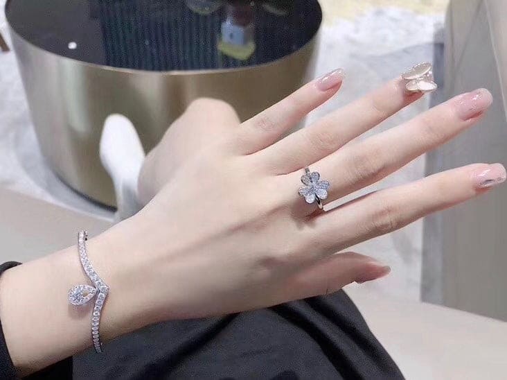 18K Van Cleef & Arpels Frivole Ring