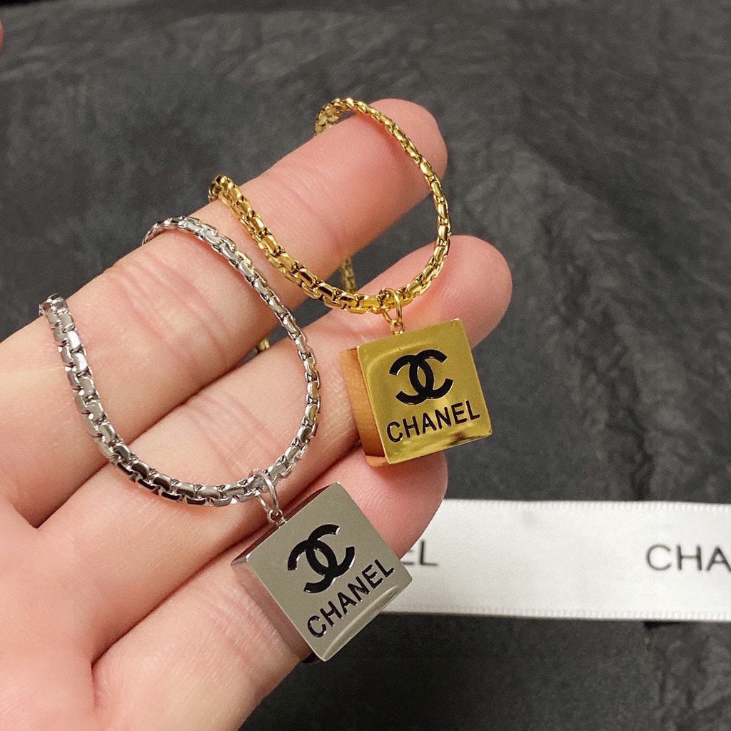 18K Chanel Pendant Necklace