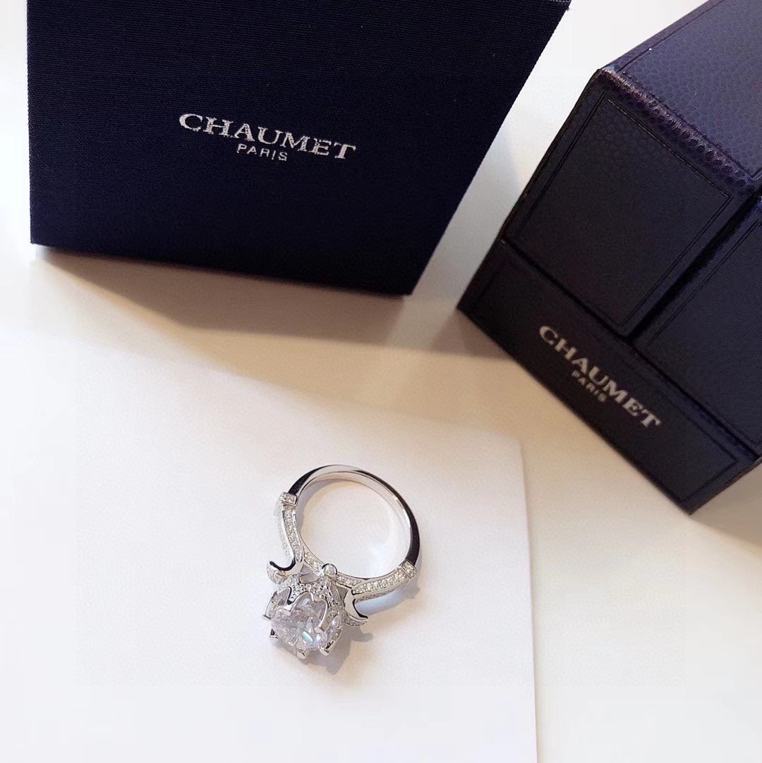 18K Chaumet Joséphine Ring