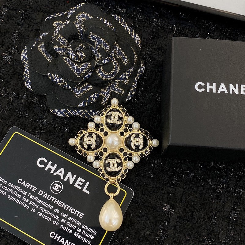 18K Chanel Pearl Pendant Gold Brooch