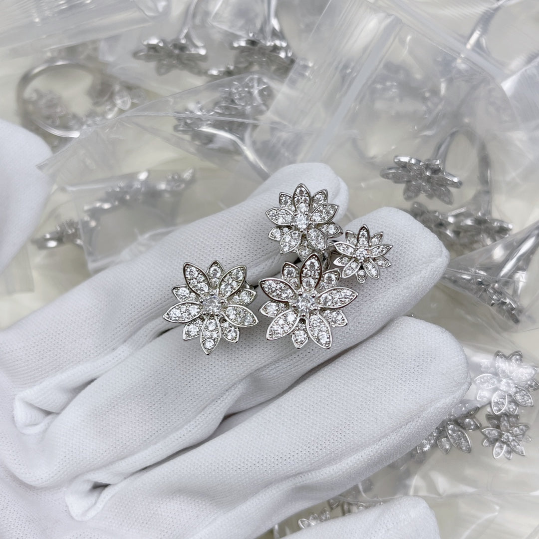 18K Van Cleef & Arpels Lotus Between the Finger 4 Flowers Ring