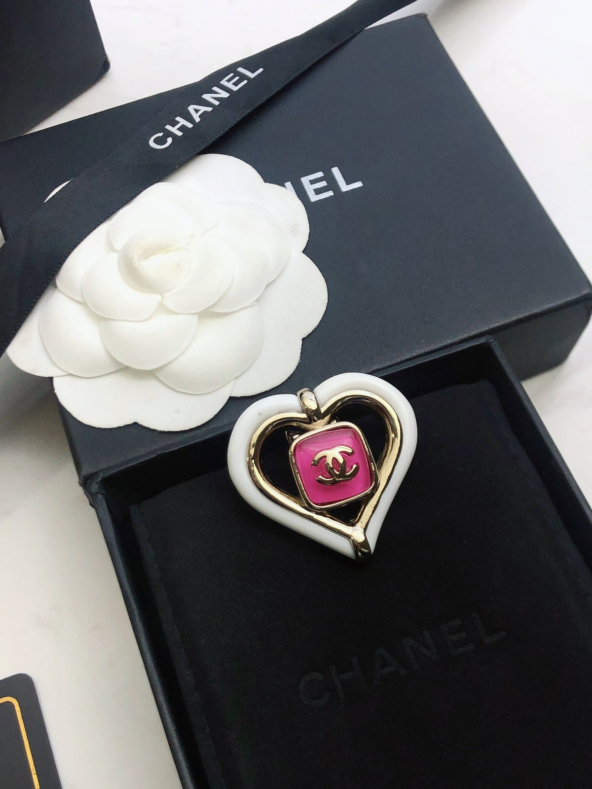 18K Chanel Heart Brooch
