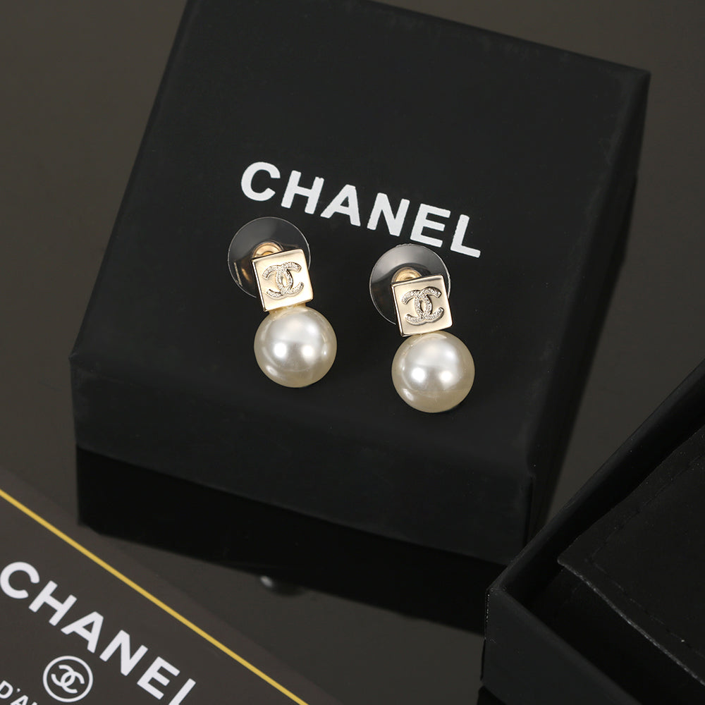 18K Chanel Pearls Earrings