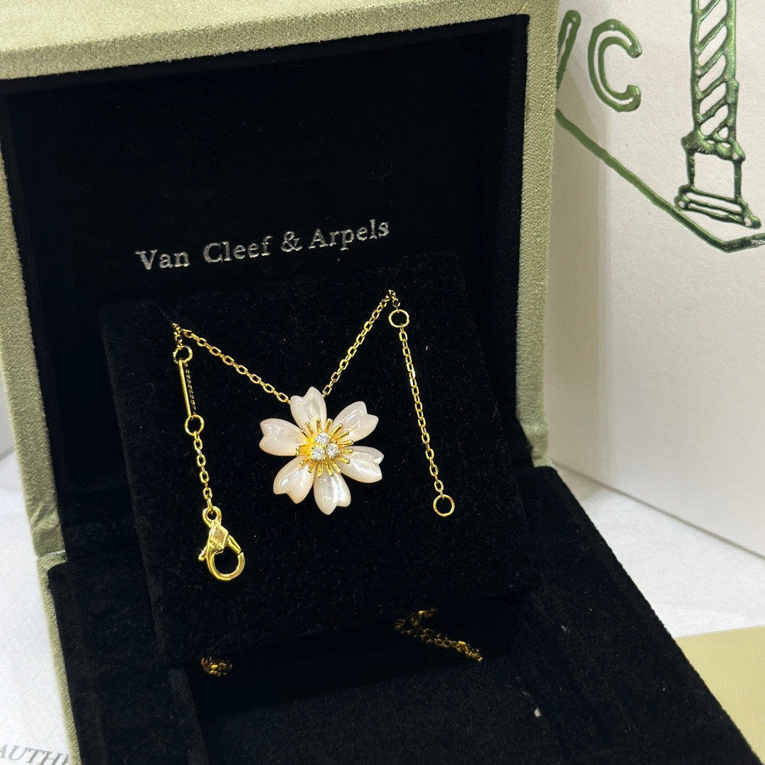 18K Rose Van Cleef & Arpels de Noël Necklace