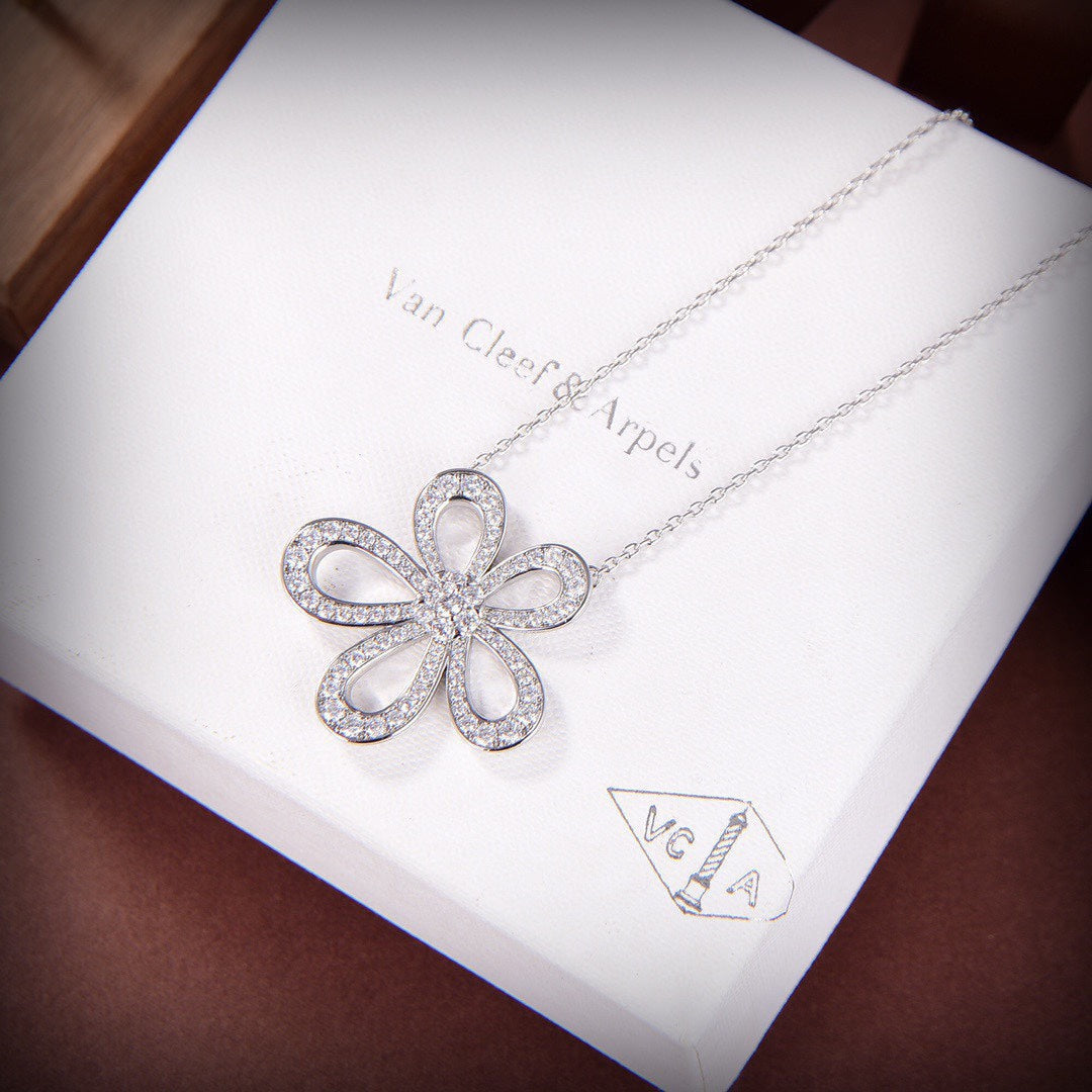 18K Van Cleef & Arpels Flowerlace Pendant Necklace
