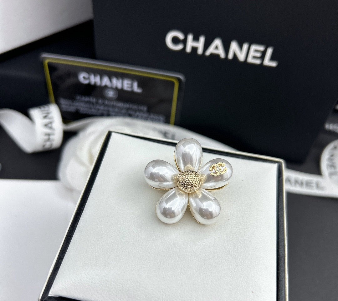 18K Chanel Pearls Brooch