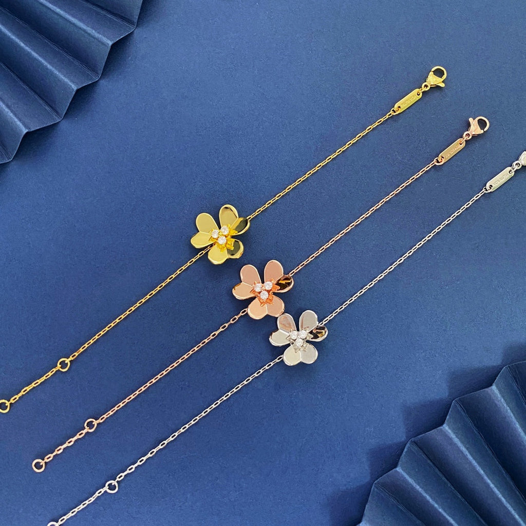 18K Van Cleef & Arpels Frivole Medium Clover Bracelet