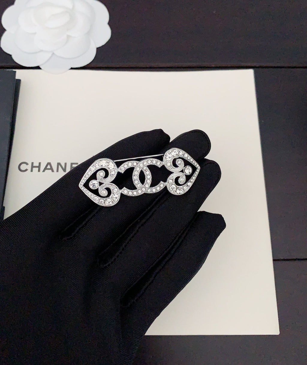 18K Chanel Heart Brooch