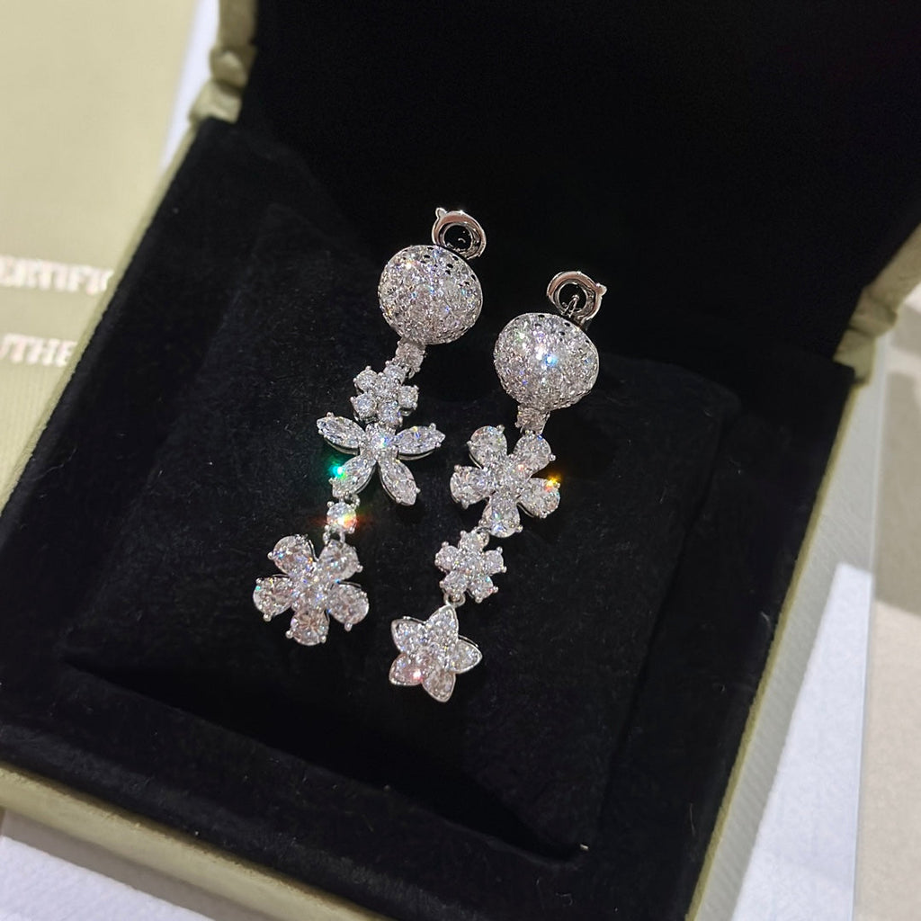 18K Van Cleef & Arpels Folie Des Prés Earrings