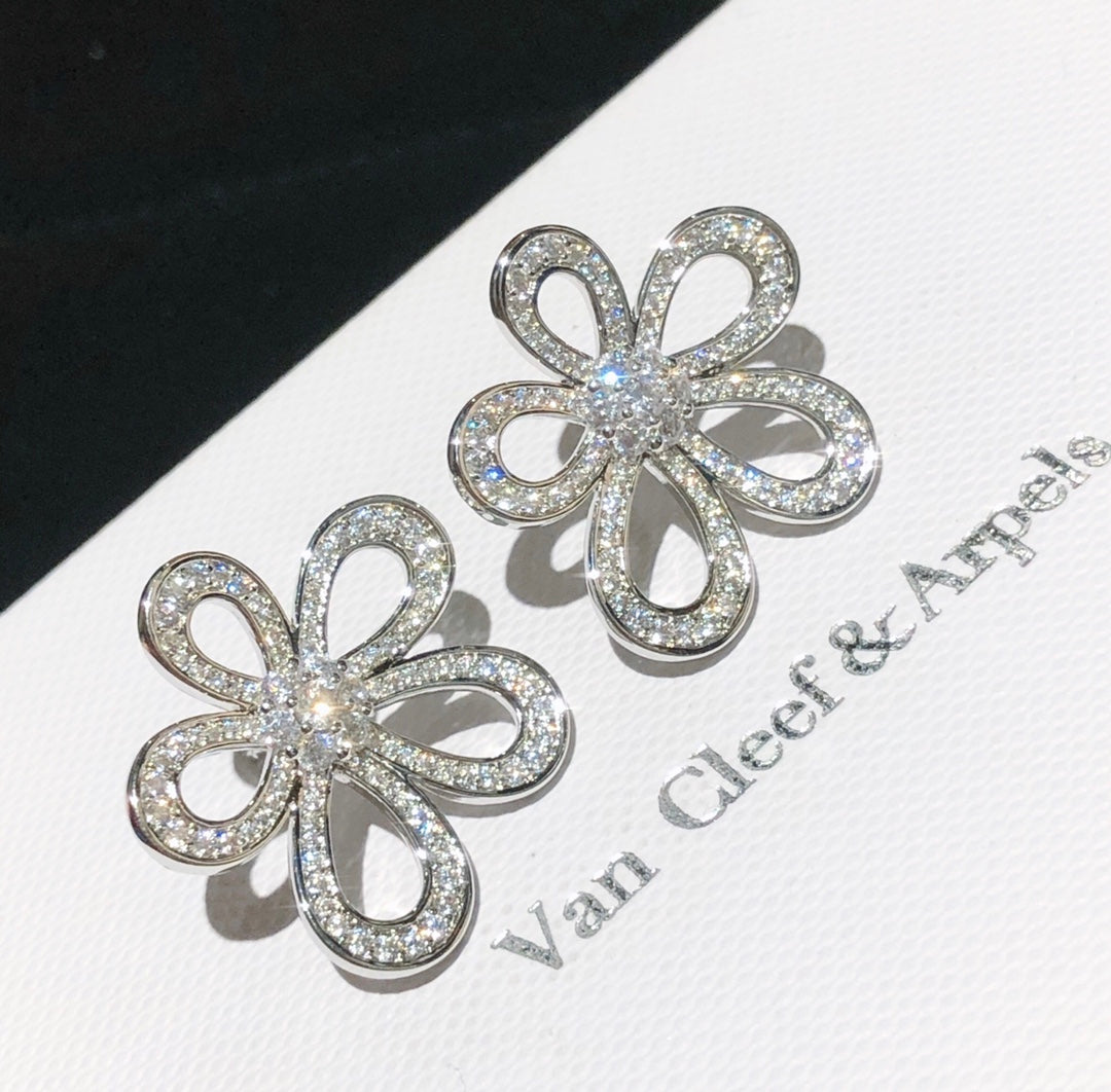 18k Van Cleef & Arpels Flowerlace Earrings