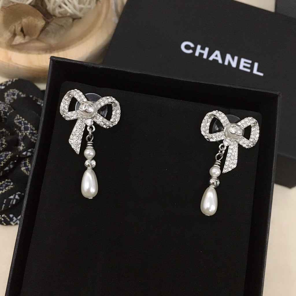18K Chanel Bow Tie Diamonds Earrings