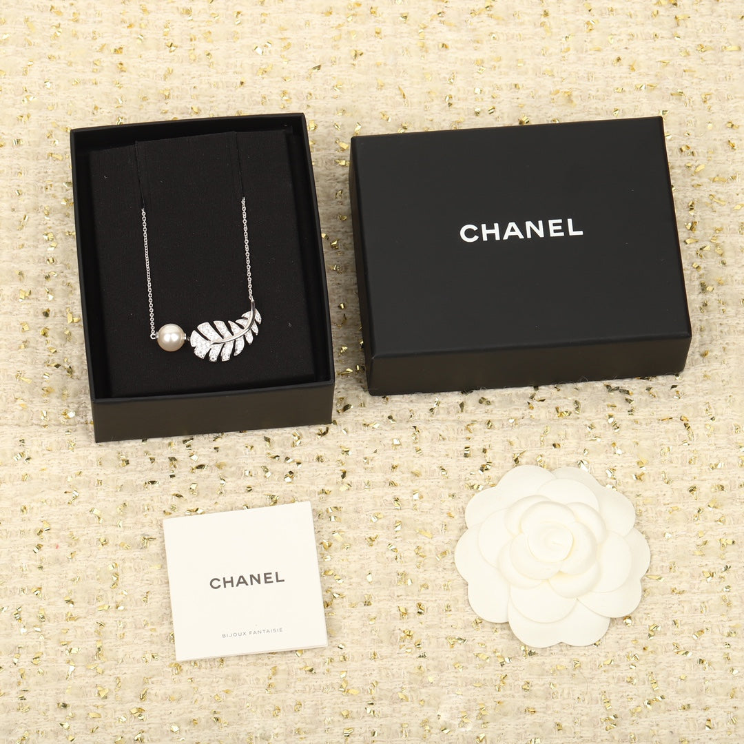 18K Chanel Plume De Necklace