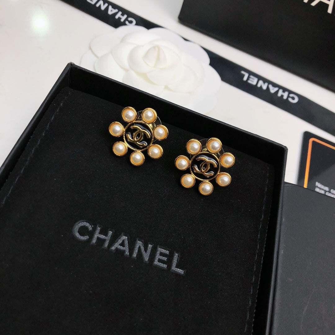 18K Chanel Flower Pearls Earrings
