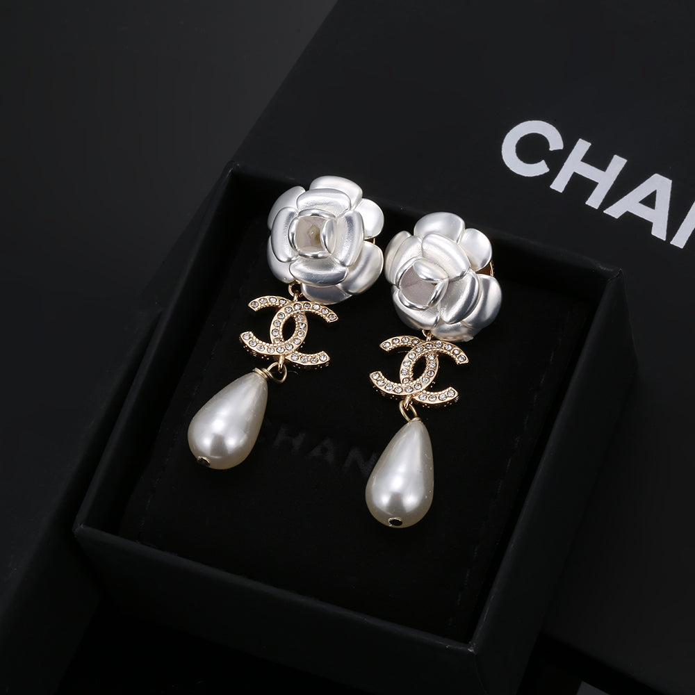18K Chanel Flower Pearl Earrings