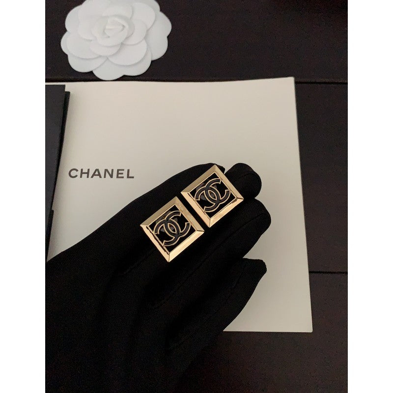 18K Chanel Square Hollow Earrings