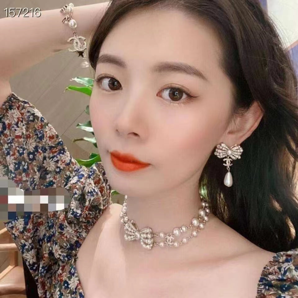 18K Chanel Bow Choker Necklace