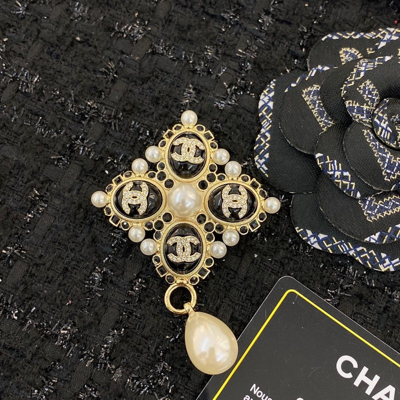 18K Chanel Pearl Pendant Gold Brooch