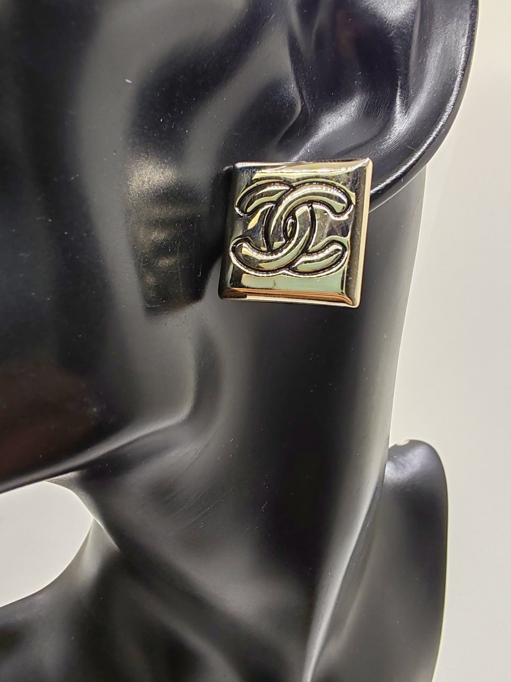 18K Chanel Smooth Block Earrings
