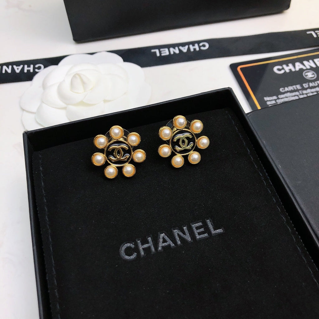 18K Chanel Flower Pearls Earrings