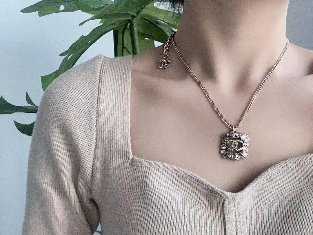 18K Chanel Diamonds Pendant Necklace