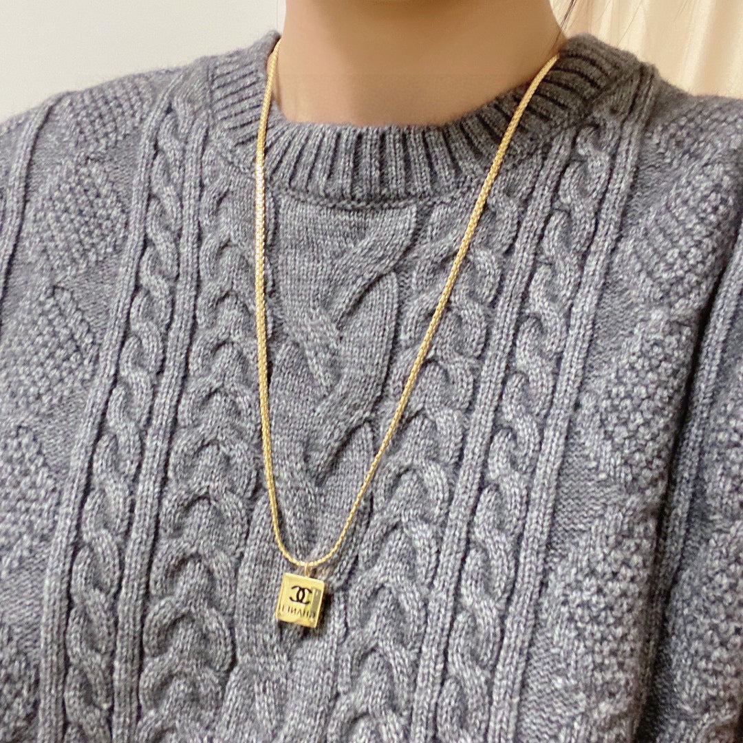 18K Chanel Pendant Necklace