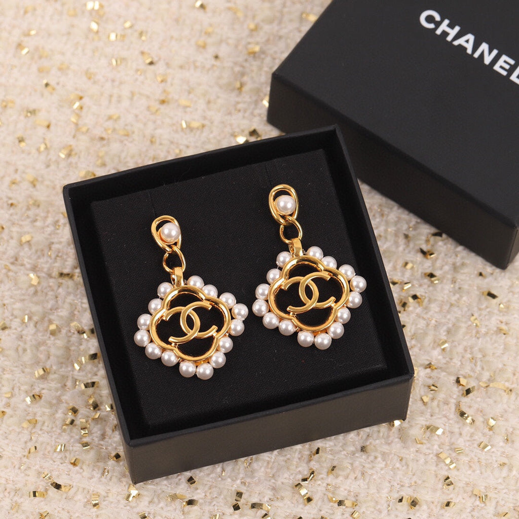 18K Chanel Square Pearl Pendant Earrings
