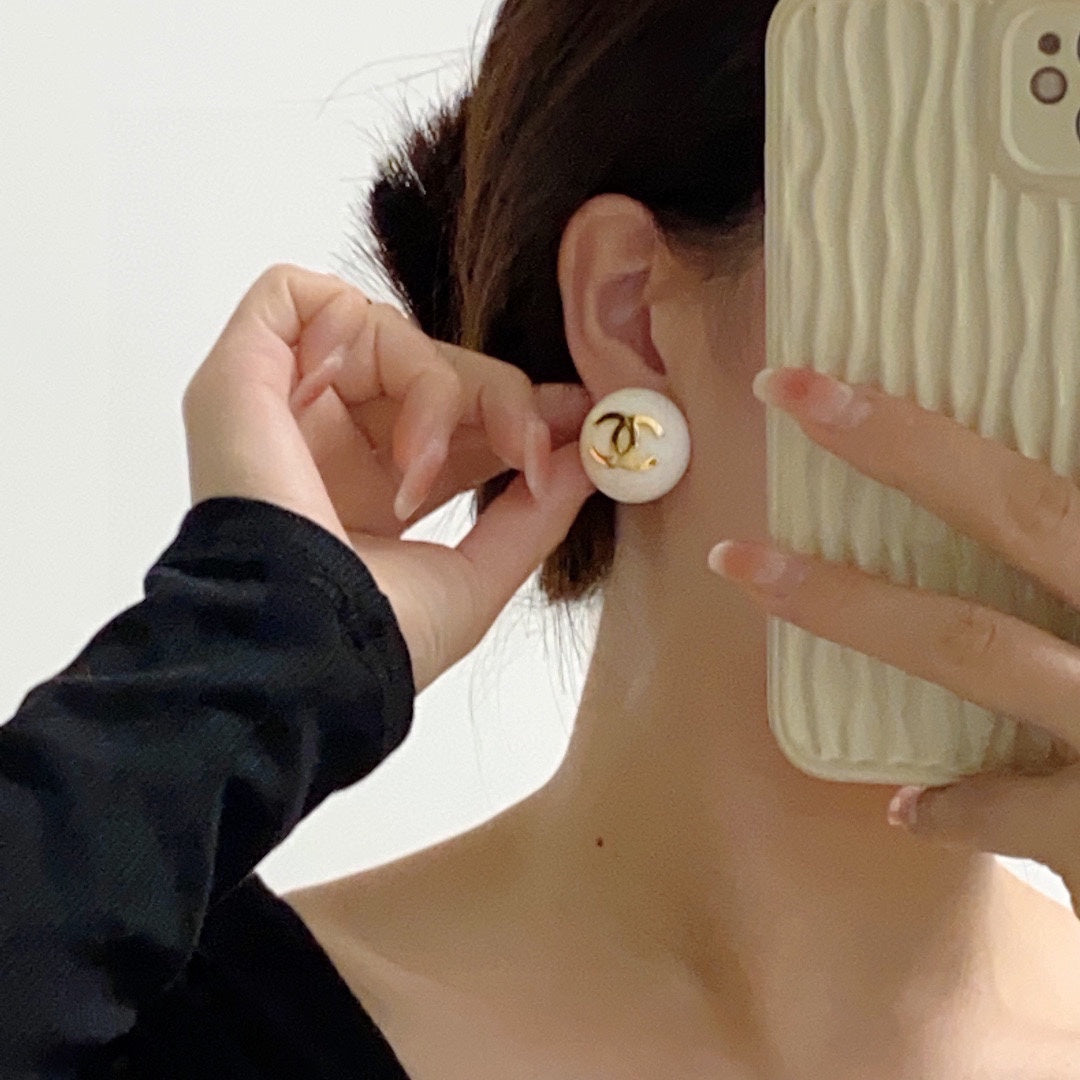 18K Chanel Pearl Round Earrings