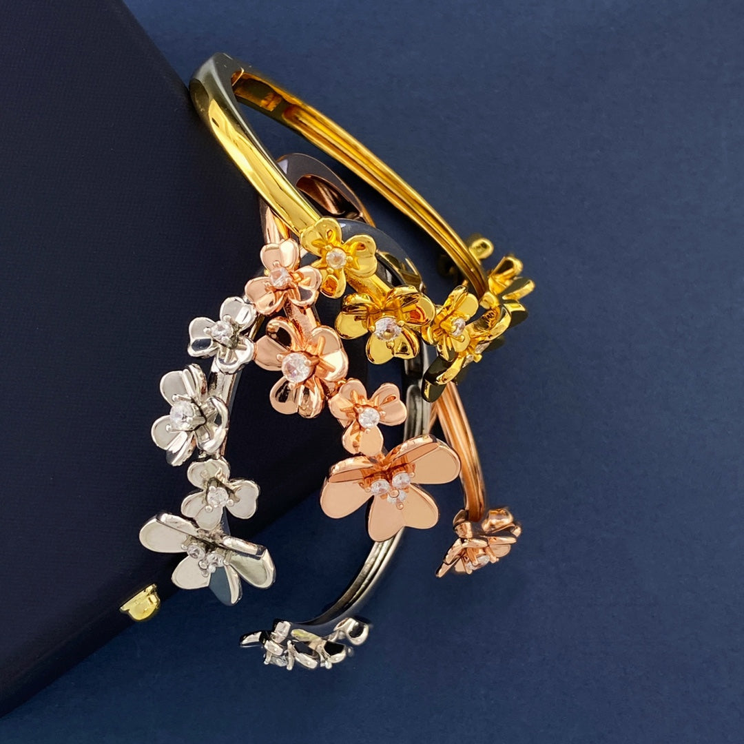 18K Van Cleef & Arpels Frivole Seven Flowers Bracelet