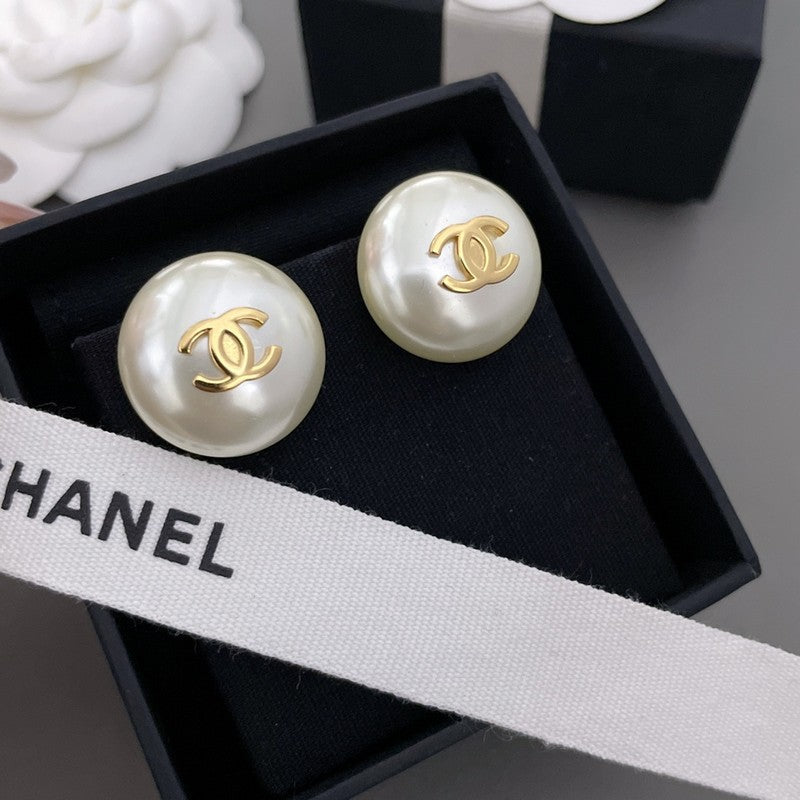 18K Chanel Pearl Gold Round Earrings