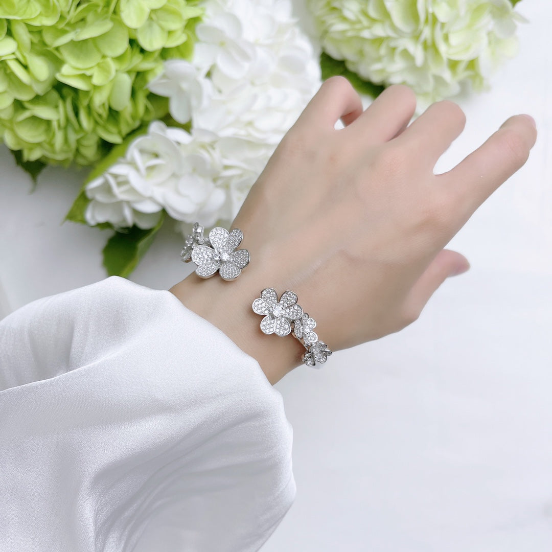18K Van Cleef & Arpels Frivole Seven Flowers Diamonds Bracelet