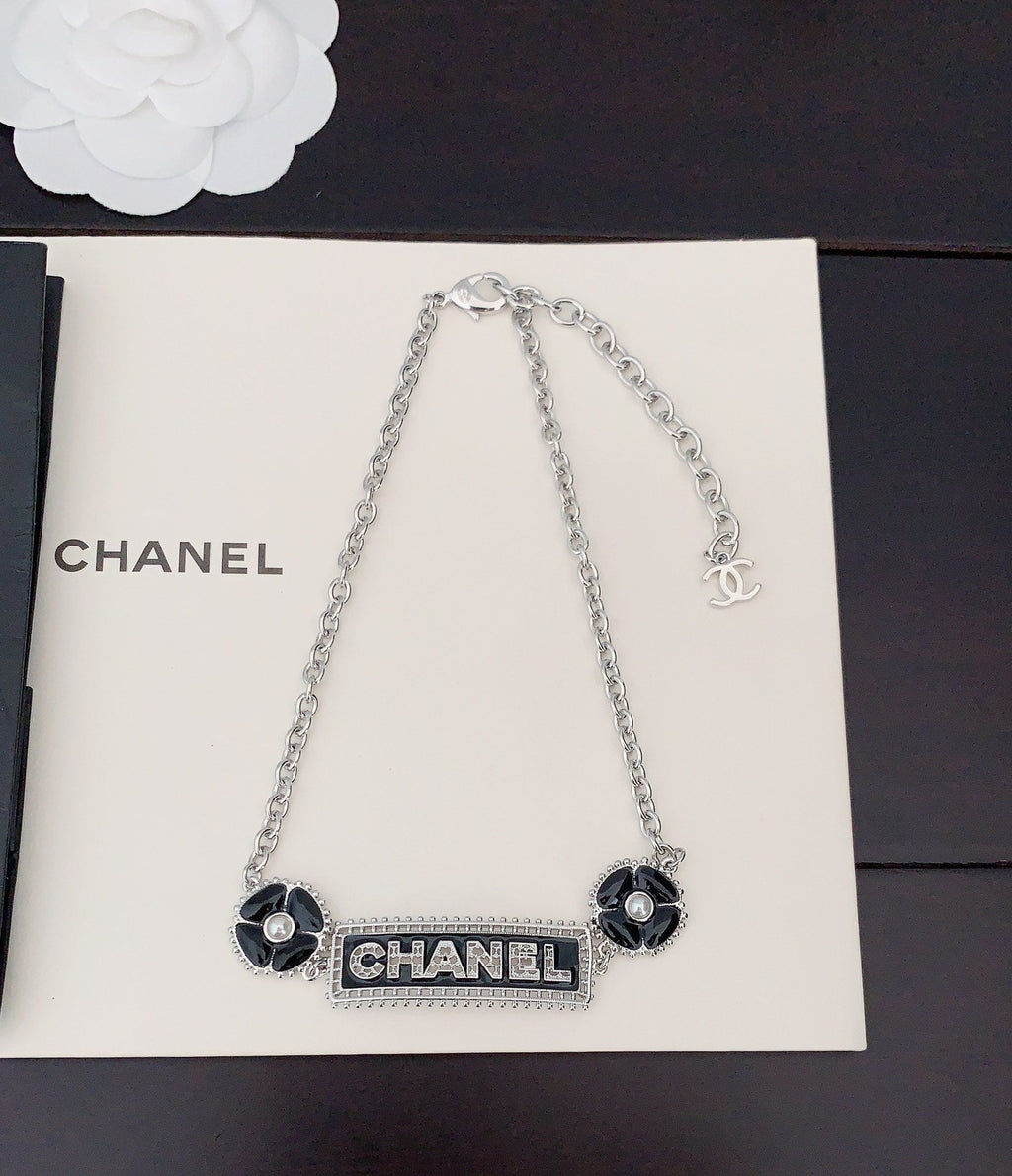 18K Chanel Resin Diamonds Necklace