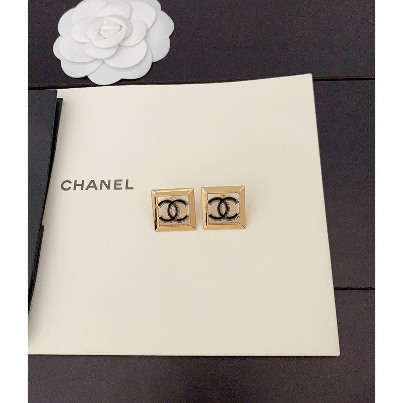 18K Chanel Square Hollow Earrings