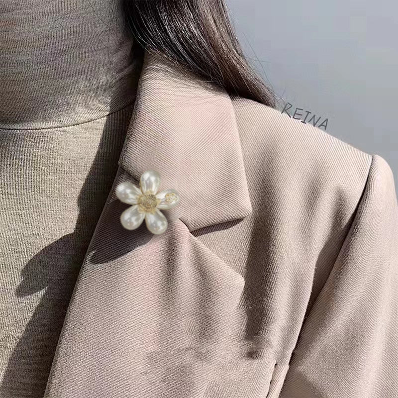 18K Chanel Pearls Brooch