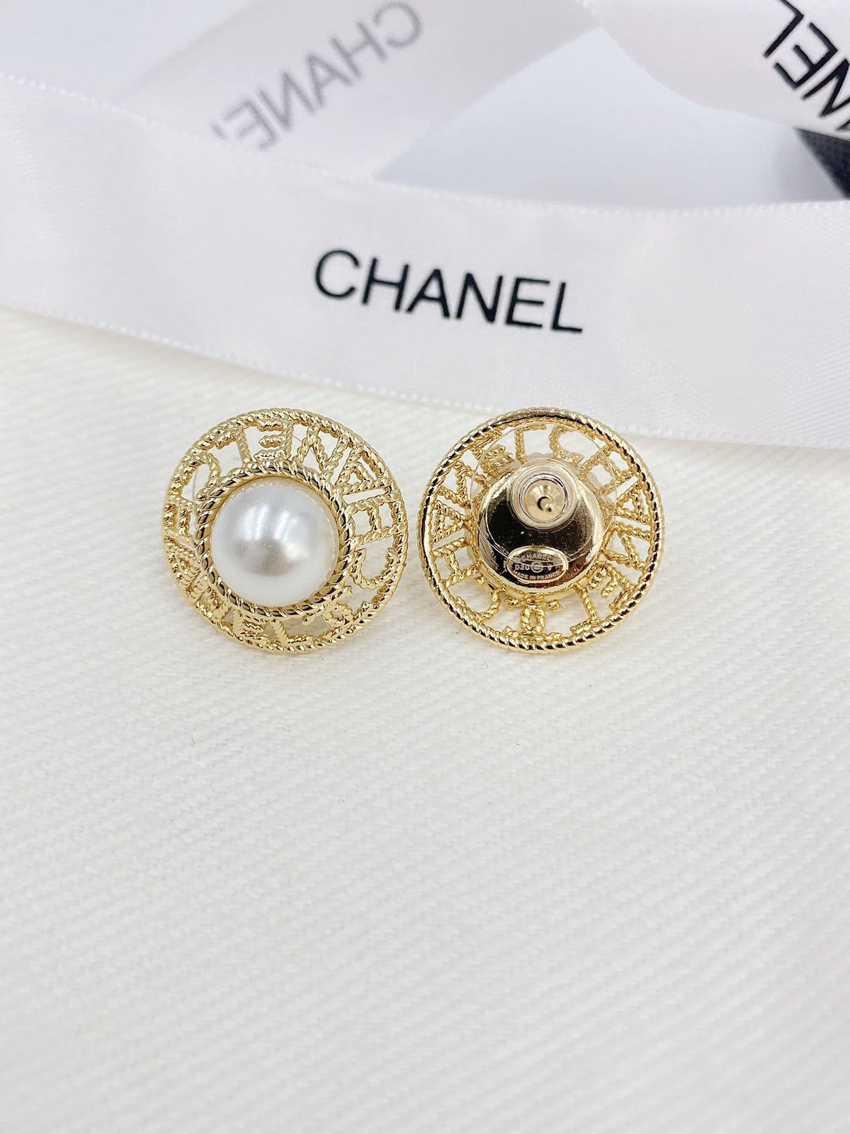 18K Chanel Pearl Round Earrings