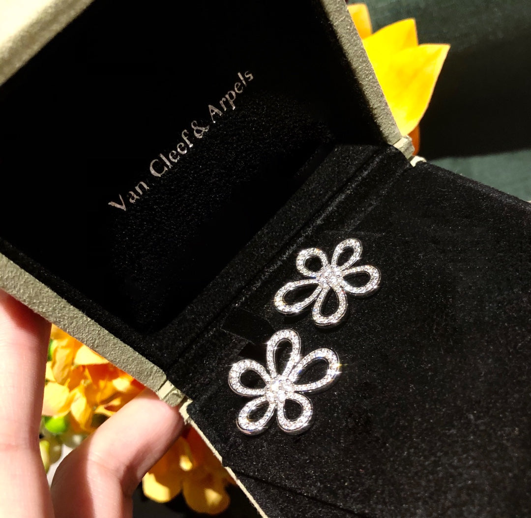18k Van Cleef & Arpels Flowerlace Earrings