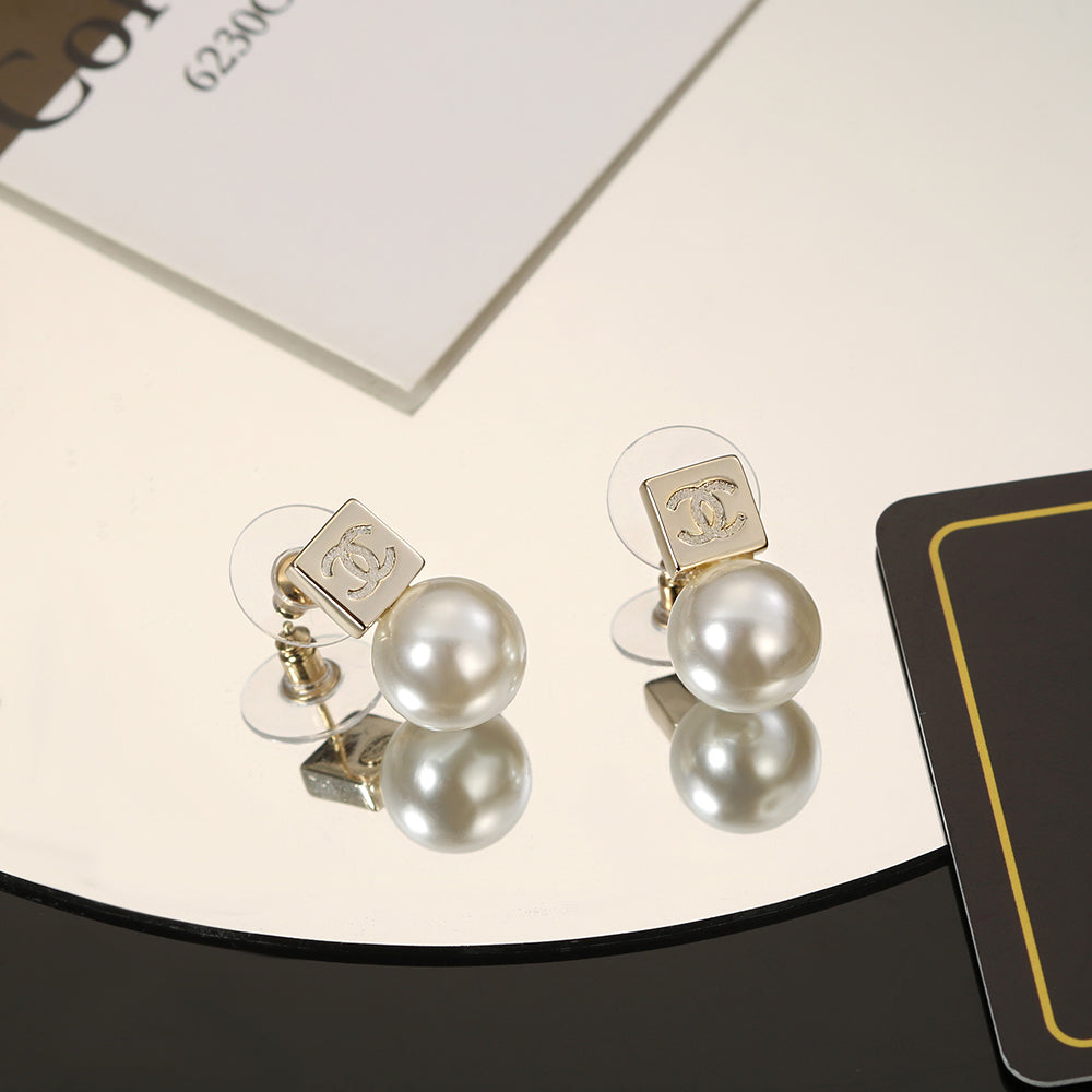 18K Chanel Pearls Earrings