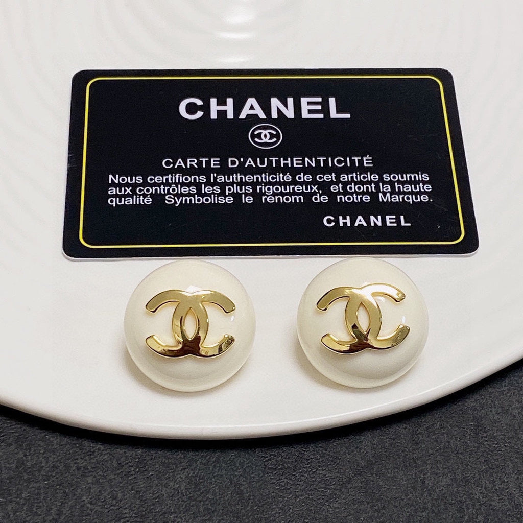 18K Chanel Pearl Round Earrings