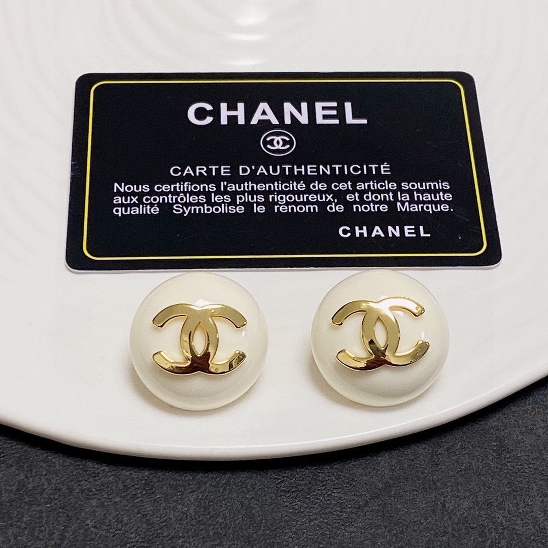 18K Chanel Pearl Round Earrings