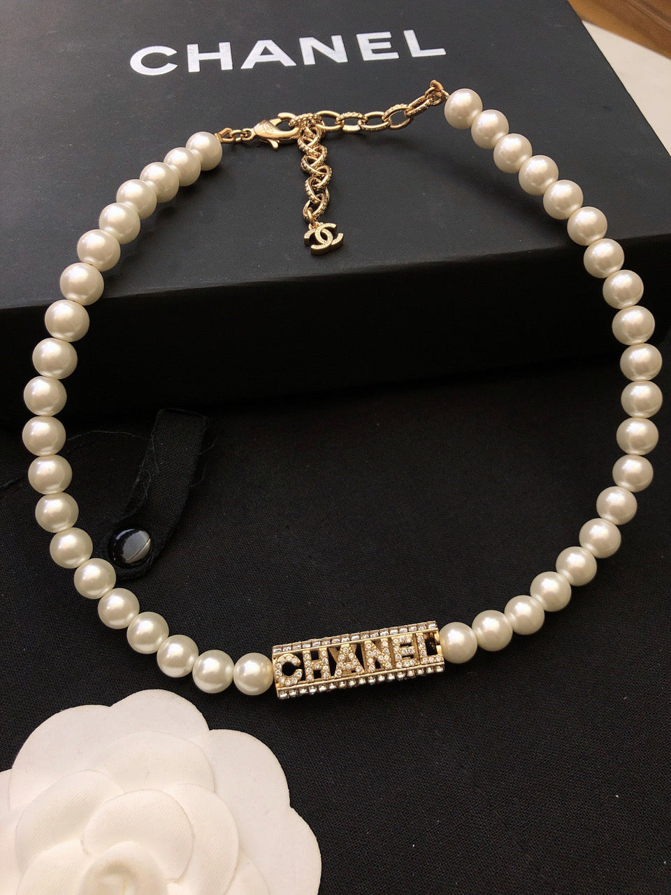 18K Chanel Scripe Pearls Chain Necklace
