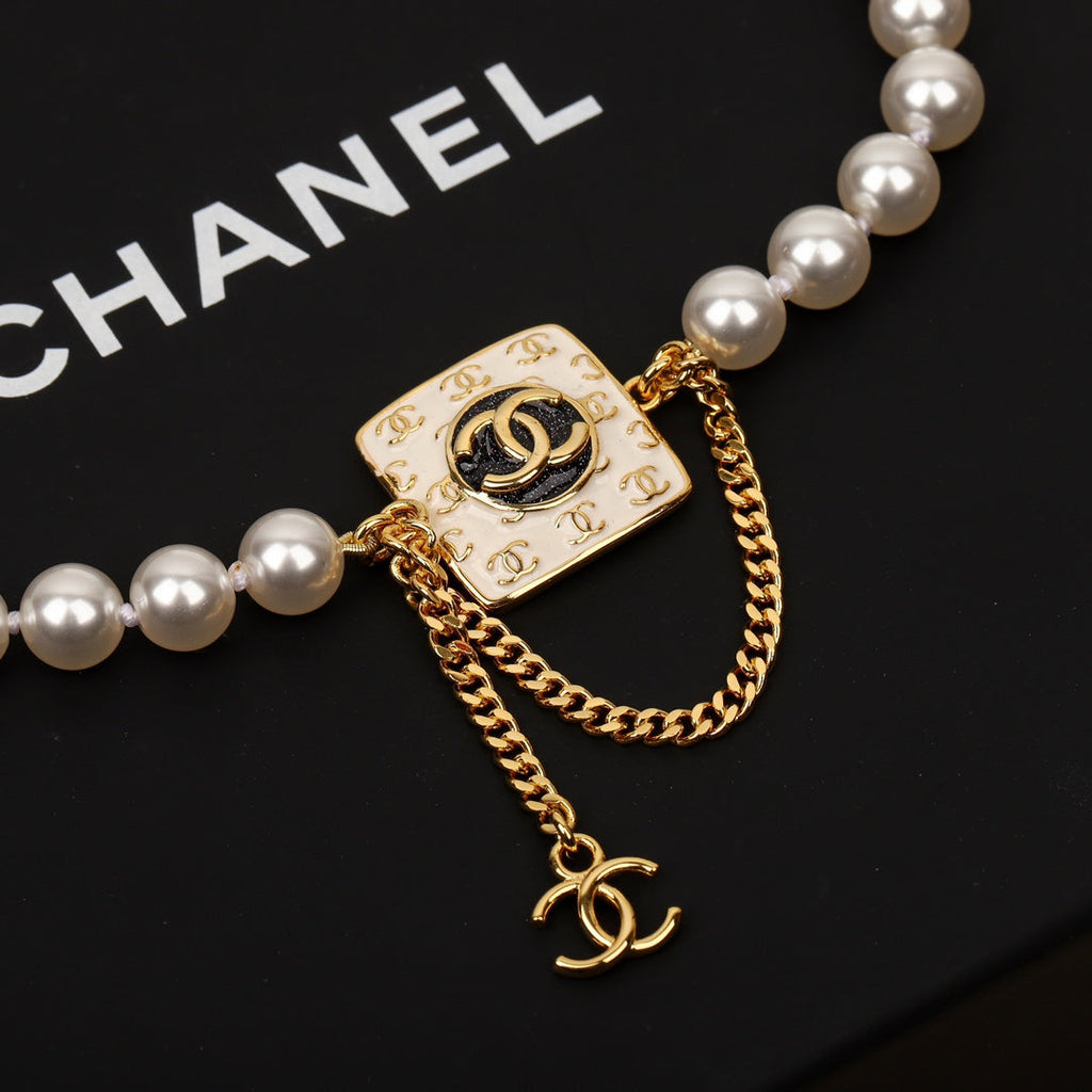 18K Chanel Pearls Choker Necklace
