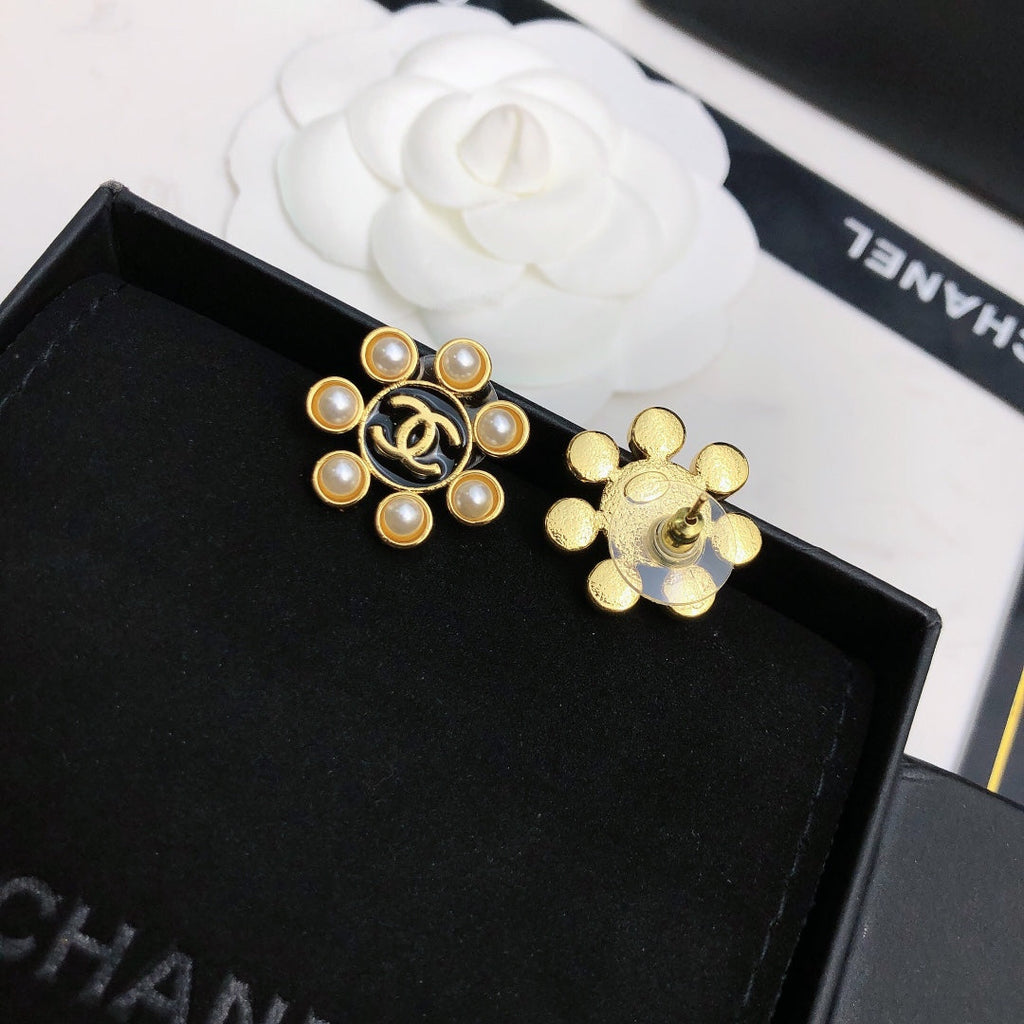 18K Chanel Flower Pearls Earrings