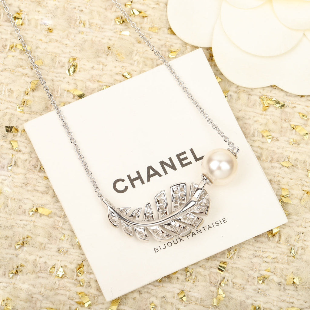 18K Chanel Plume De Necklace